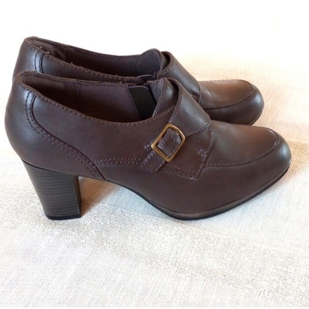 Clarks Bryn Poppy Side Zip Ankle Booties/Heels Size:8 Color:Greige EUC